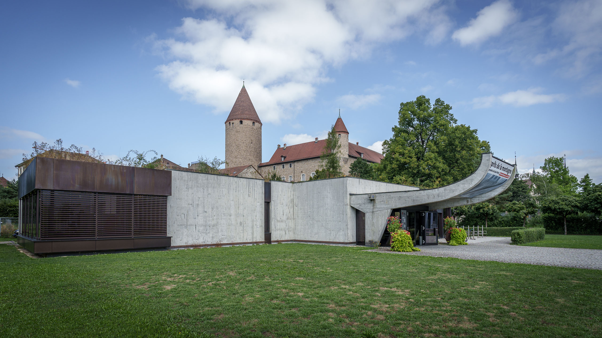 Moderne und historische Architektur in Bulle.